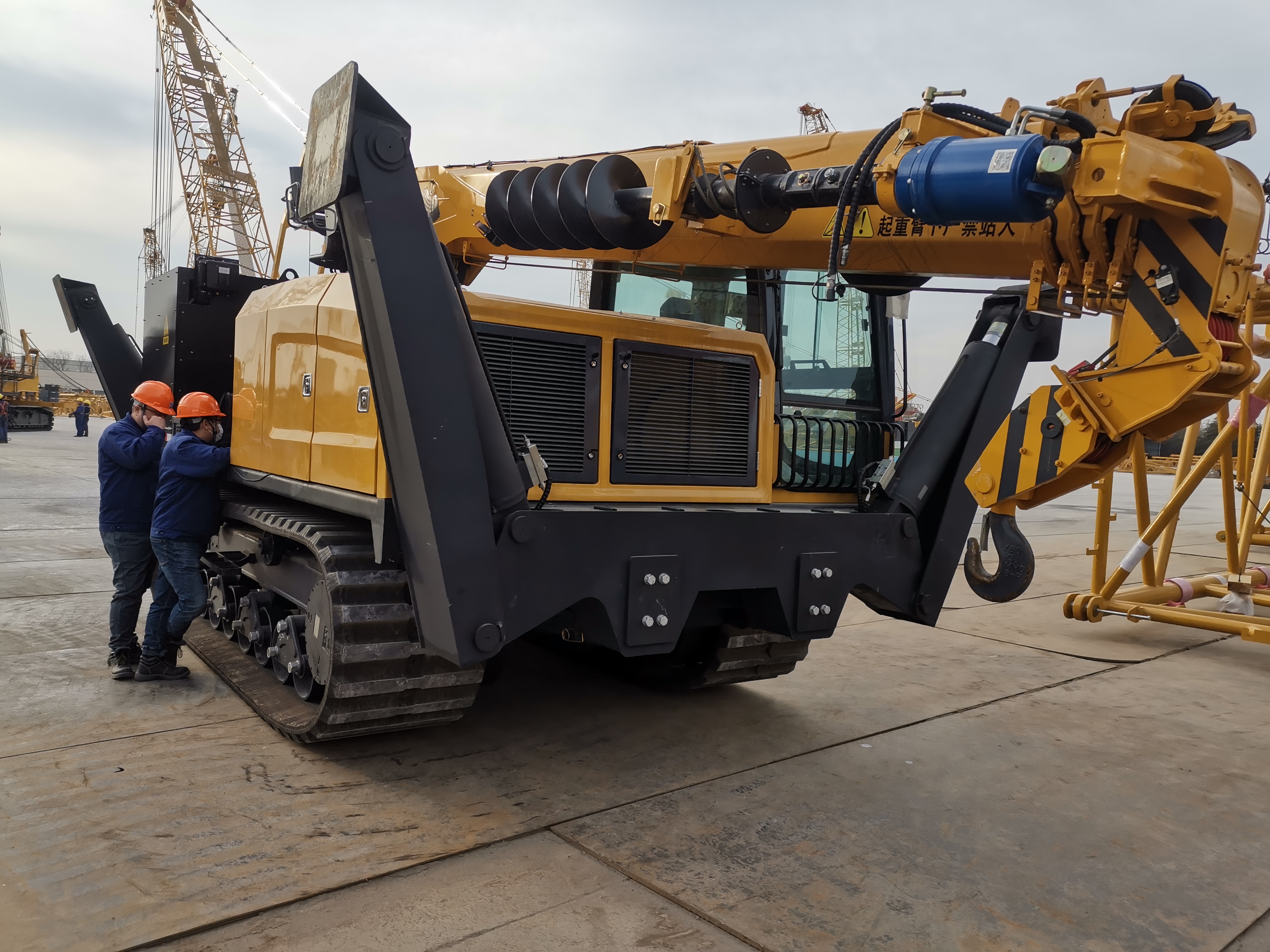 Гусеничный ямобур Pilemaster DT6